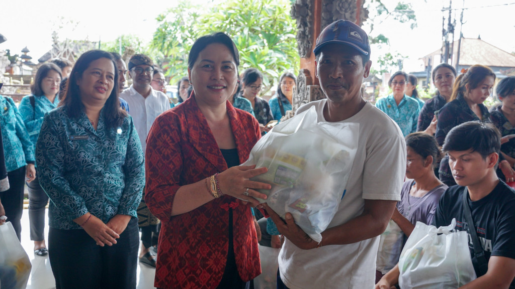 TP. PKK Badung dan DPMD Badung Serahkan Bantuan Sembako di Kecamatan Petang dan Abiansemal
